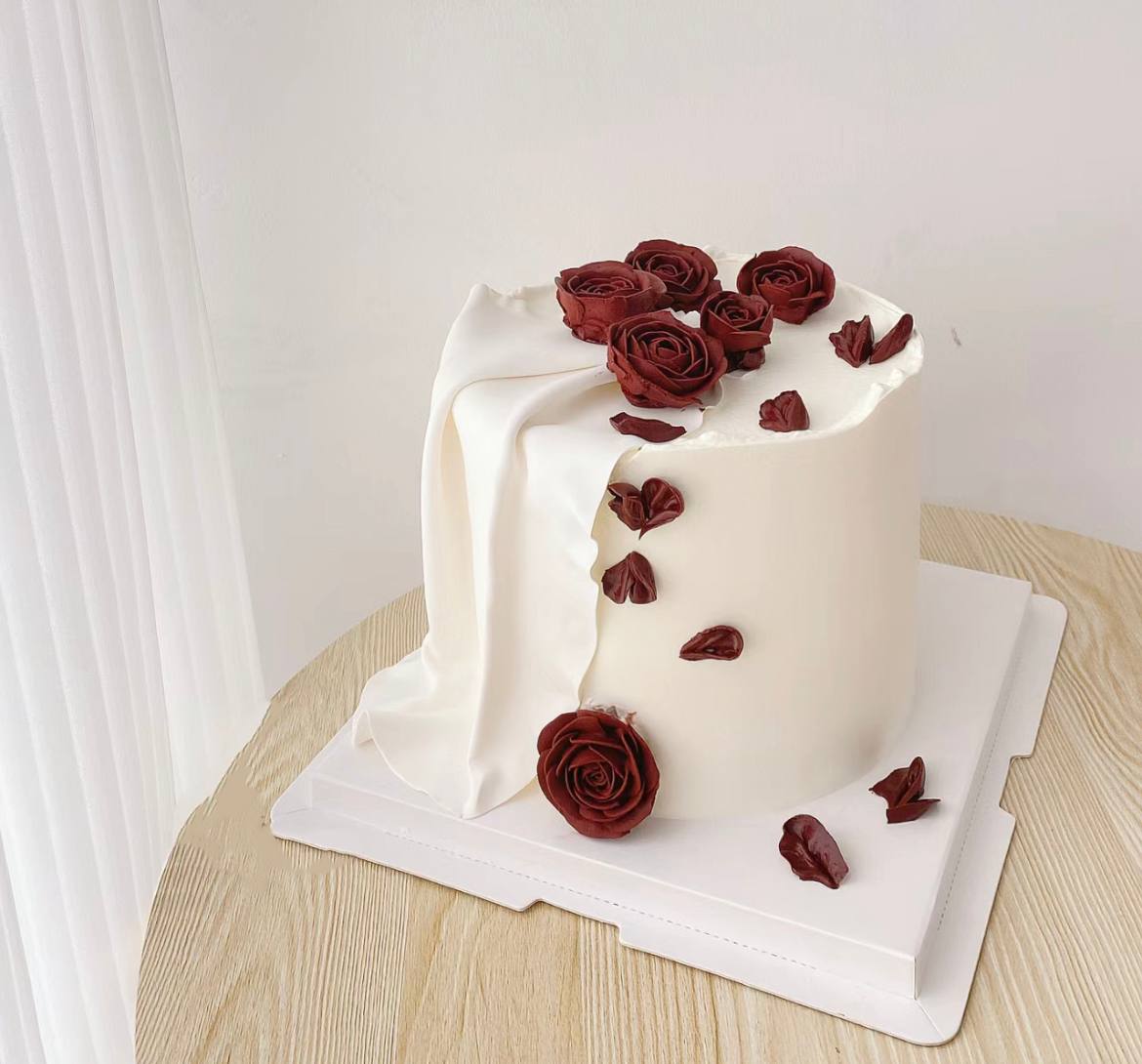 Red Roses Dreamy Vintage Cake