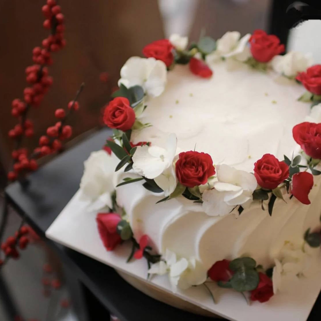 White Stroke Roses Cake
