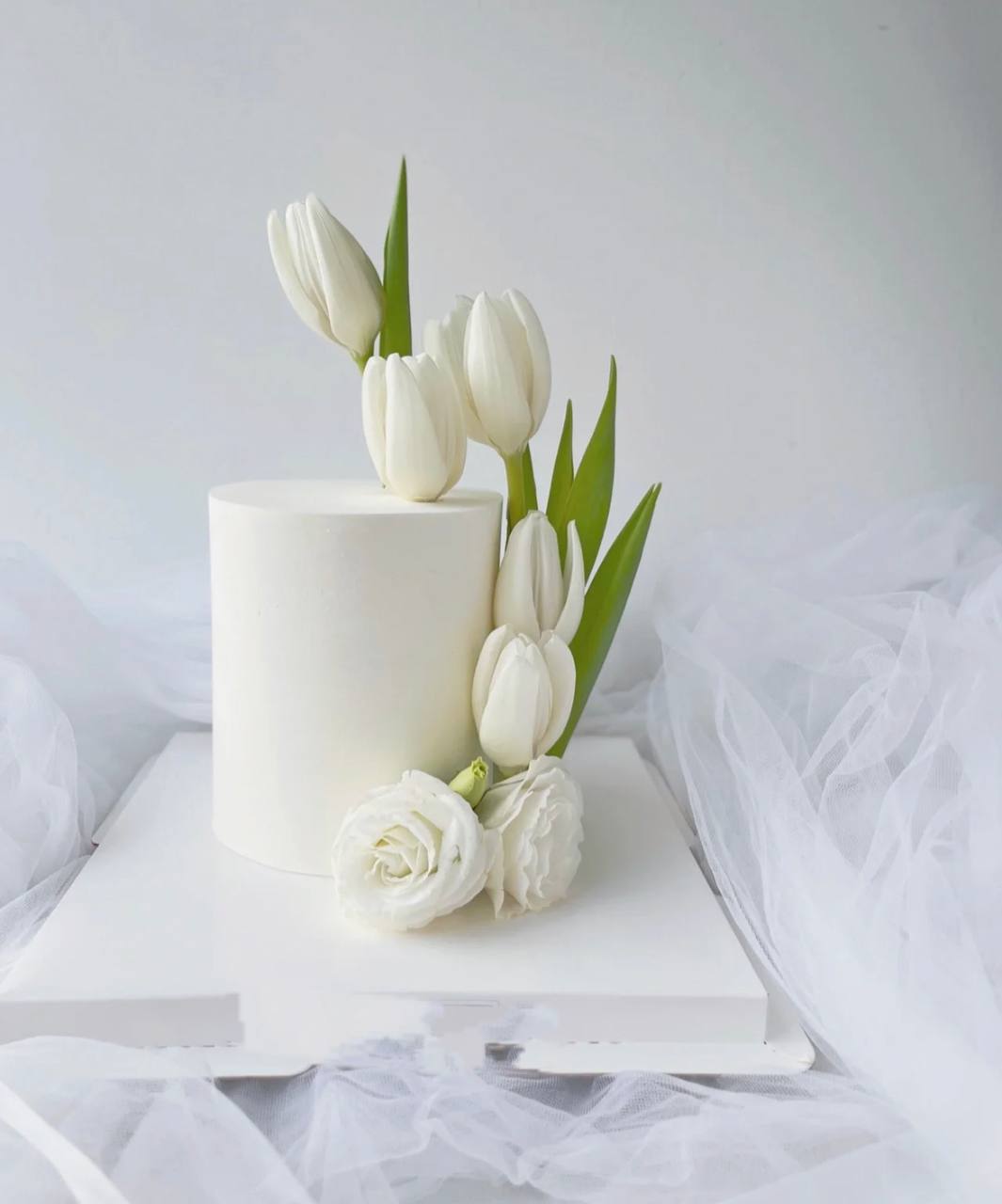 White Elegant Tulips Cake